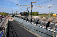 824238 Gezicht op het nieuwe (en nog niet voltooide) N.S.-station Utrecht Lunetten aan het Furkaplateau te Utrecht.